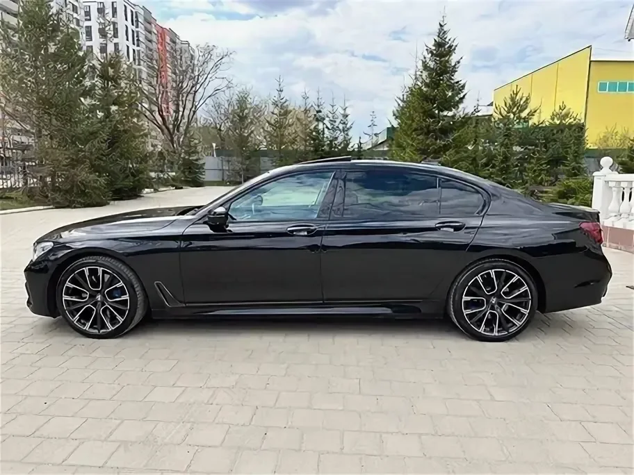 BMW 7 серия G11/G12 — фото поколения