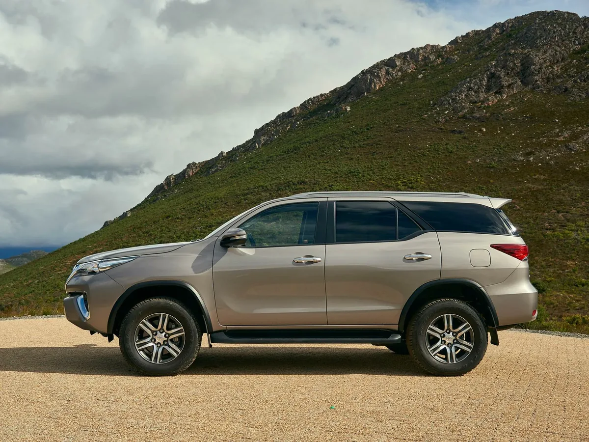Toyota Fortuner AN160 — фото поколения